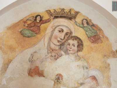 In una nicchia situata sopra l�altare si trova un altro affresco della Madonna della Rosa, restaurato nel 2006